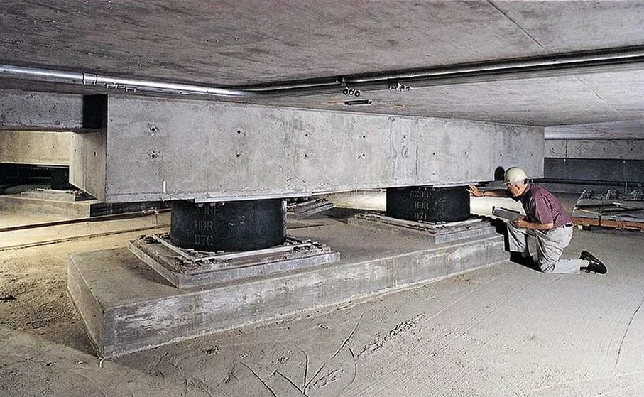 Diseño de aislación sísmica de base en Ovalle: Soluciones resilientes