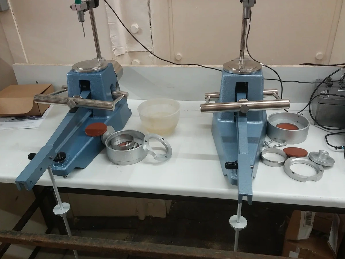 Límites de Atterberg en Ovalle: Plasticidad de Suelos Finos con Norma Chilena